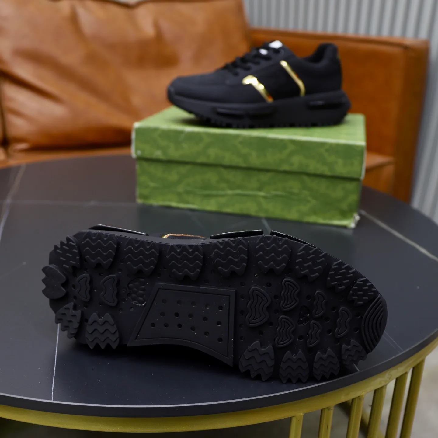 Ex-factory price: 462💰🙅‍♂️🙅‍♂️🙅‍♂️ Brand: GUCCI Standard code: 38-44 (45 customized) Grade: Same as the official website Material: Original material splicing Comfortable and breathable lining Lightweight and wear-resistant sports outsole Style category: Men's fashionable casual shoes Running sneakers Distinguished luxury brand elements Top luxury Color: actual picture color
